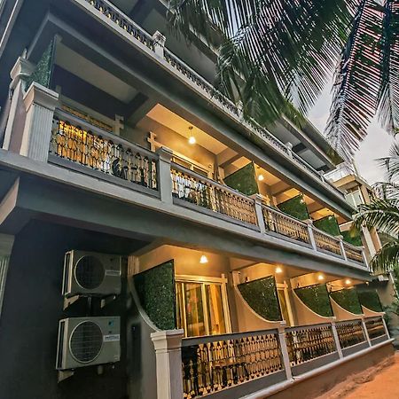 Adam'S Beach Resort By Banda Trips Baga Esterno foto
